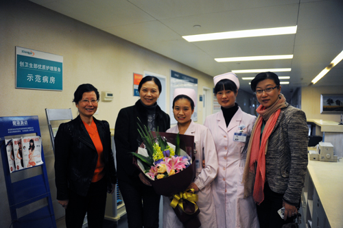 罗爱静书记看望“美护士”贺琼