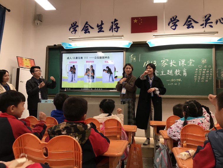 吴迪、杨梦玲、黄韫颖同学